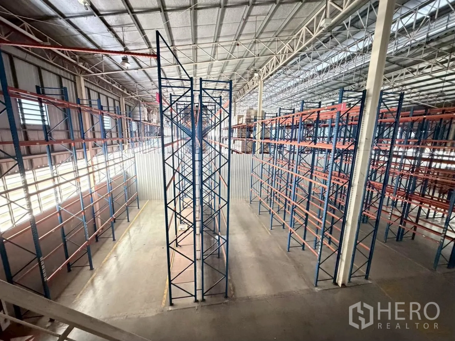 โกดัง for rent in Bang Sue, Bangkok - แนวชั้นวางพาเลทสูงใต้โครงหลังคาพร้อมแผ่นกันความร้อน