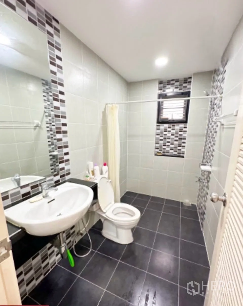 Detached House for sale in Lam Luk Ka, Pathum Thani - Bathroom finished in grey tiles with mosaic feature, shower area, basin and toilet.