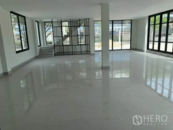 คลังสินค้า ให้เช่าในBang Phli, Samut Prakan - พื้นที่สำนักงานชั้นล่างพร้อมบันไดและฉากเหล็ก โปร่งแสงจากหน้าต่างรอบด้าน