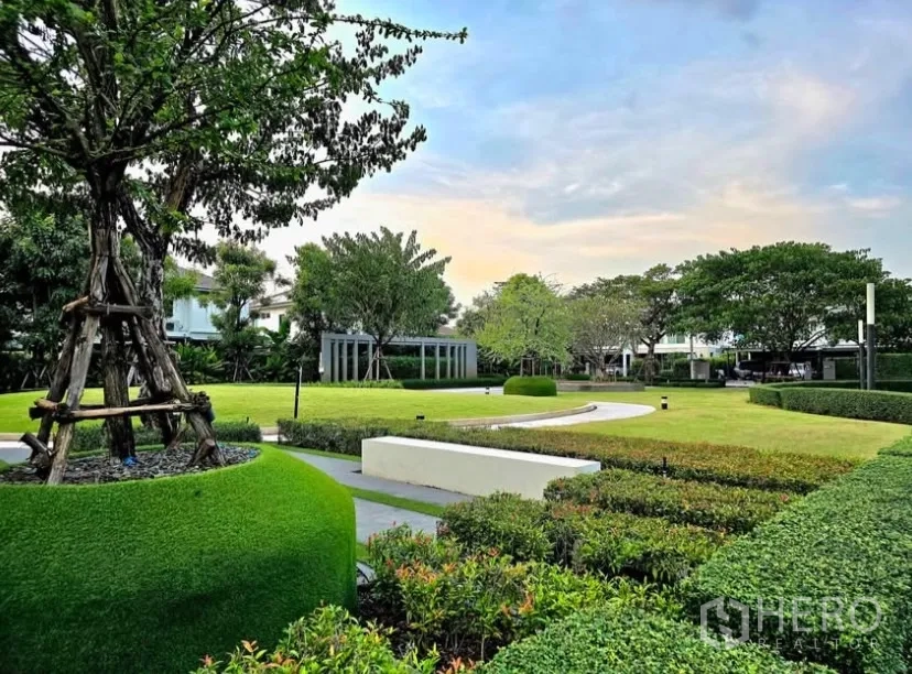 Detached House for rent in Bang Phli, Samut Prakan - Manicured community park with walking paths, lawns and landscaping