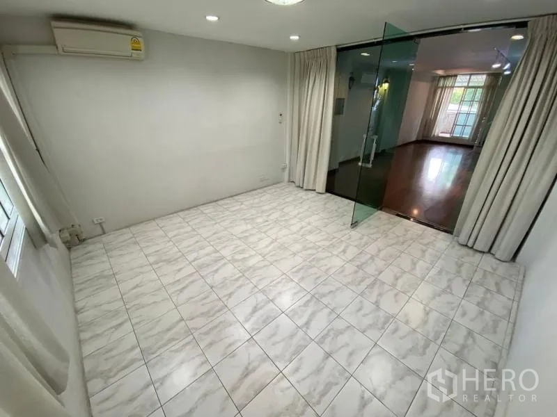 อาคารพาณิชย์ ให้เช่าหรือขายในWatthana, Bangkok - ห้องกระเบื้องสำหรับประชุม เชื่อมด้วยประตูกระจกสู่พื้นที่พื้นไม้