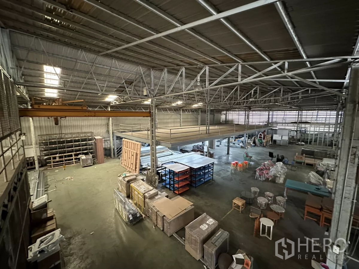 Warehouse for rent in Yan Nawa, Bangkok - Aerial view toward mezzanine walkway and open storage bays across the hall.