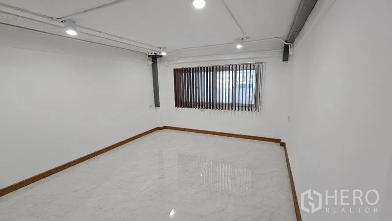 สำนักงานที่บ้าน ให้เช่าในBang Na, Bangkok - ห้องทำงานพร้อมหน้าต่างบานใหญ่ ม่านปรับแสง และคานเหล็ก