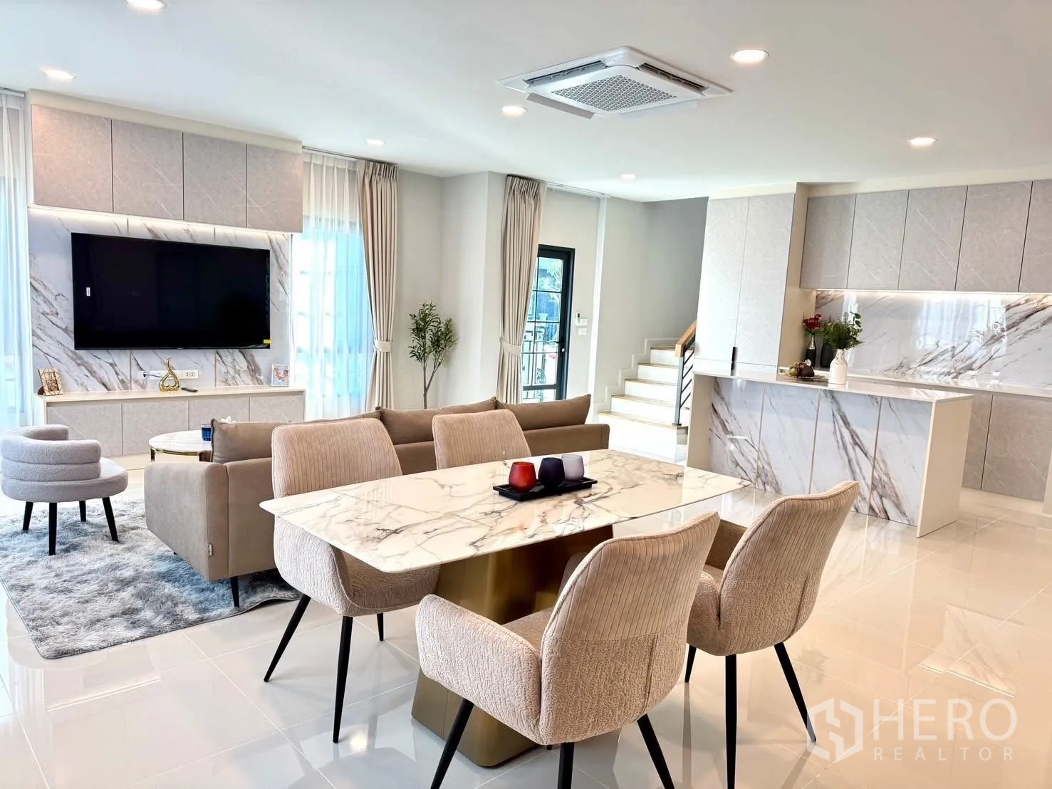 บ้าน for rent in Bang Phli, Samut Prakan - โถงนั่งเล่น–ทานข้าวแบบโอเพ่นพร้อมโต๊ะหินอ่อน ครัวไอส์แลนด์ และผนังทีวี