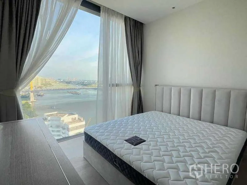 公寓 出租或出售在Bangkok - 舒适次卧，大窗享受河景。