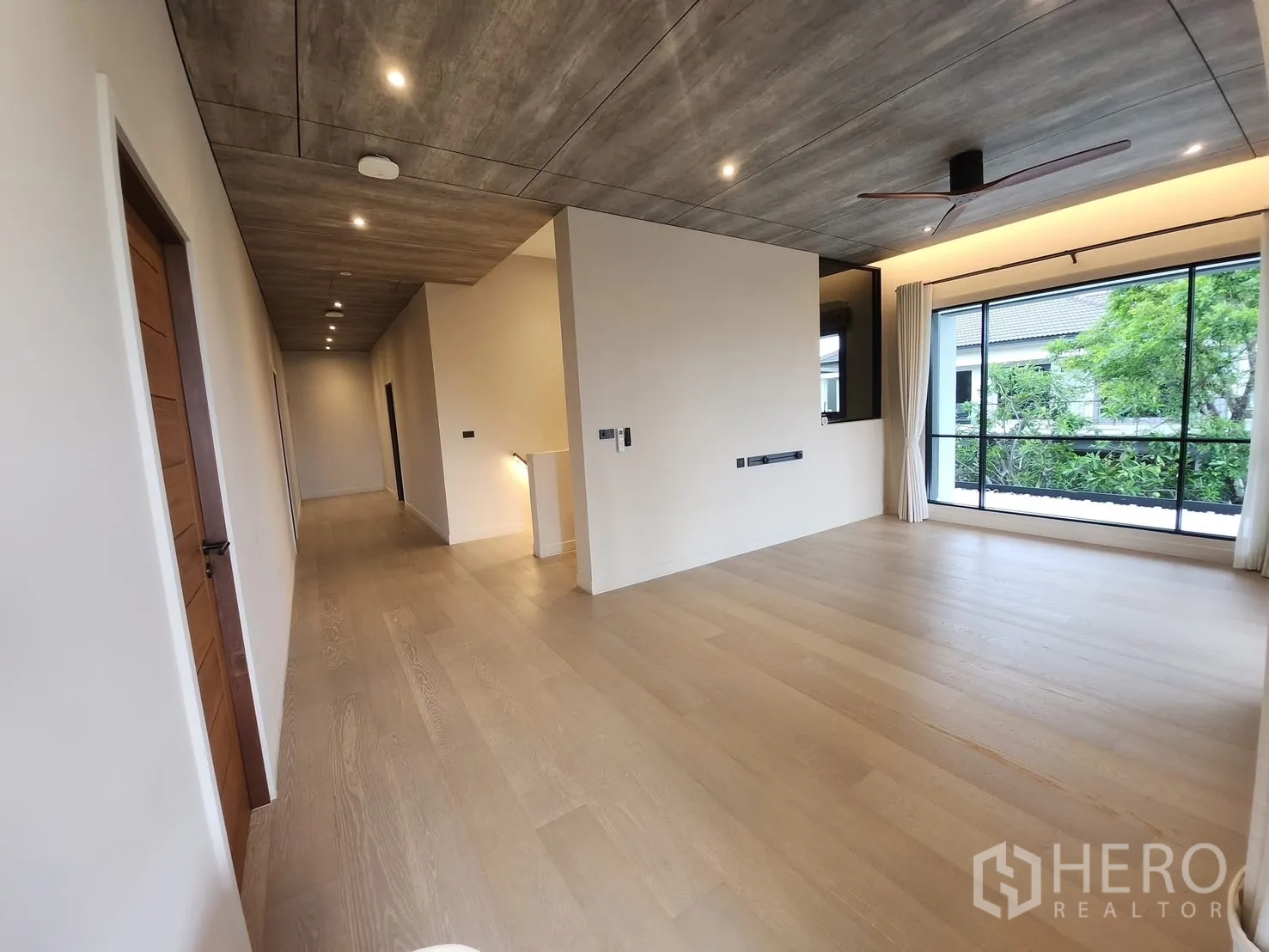 บ้าน ให้เช่าในBang Phli, Samut Prakan - โถงชั้นบนและห้องนั่งเล่น พื้นไม้โทนอุ่นและไฟดาวน์ไลท์