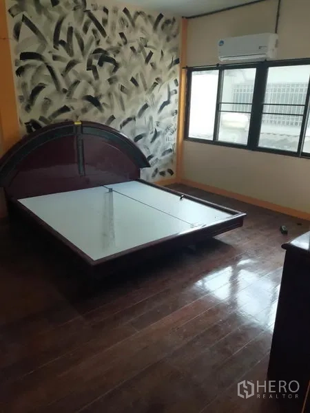 บ้าน ให้เช่าในWatthana, Bangkok - ห้องนอนใหญ่พร้อมแอร์ หน้าต่างบานกว้าง เตียงบิวท์อิน และผนังตกแต่งลายเท็กซ์เจอร์