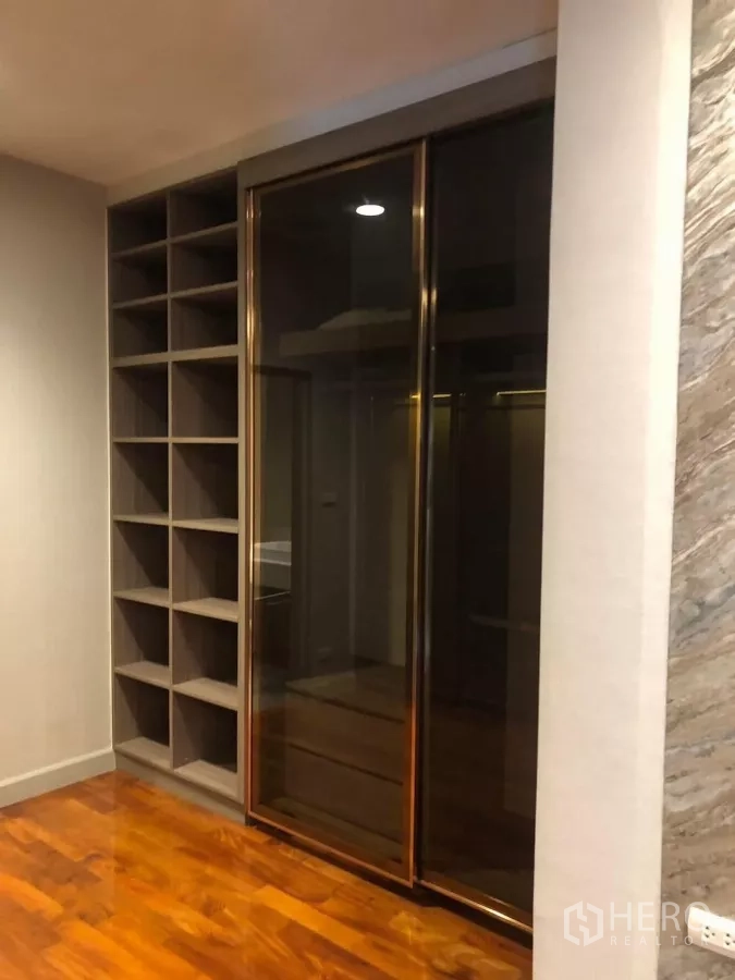 Detached House for rent in Bang Khae, Bangkok - Built-in closet and open shelving unit in the dressing area.