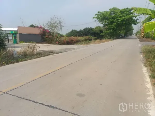 货栈 出租在Pathum Thani - 物业附近安静的混凝土道路与绿化