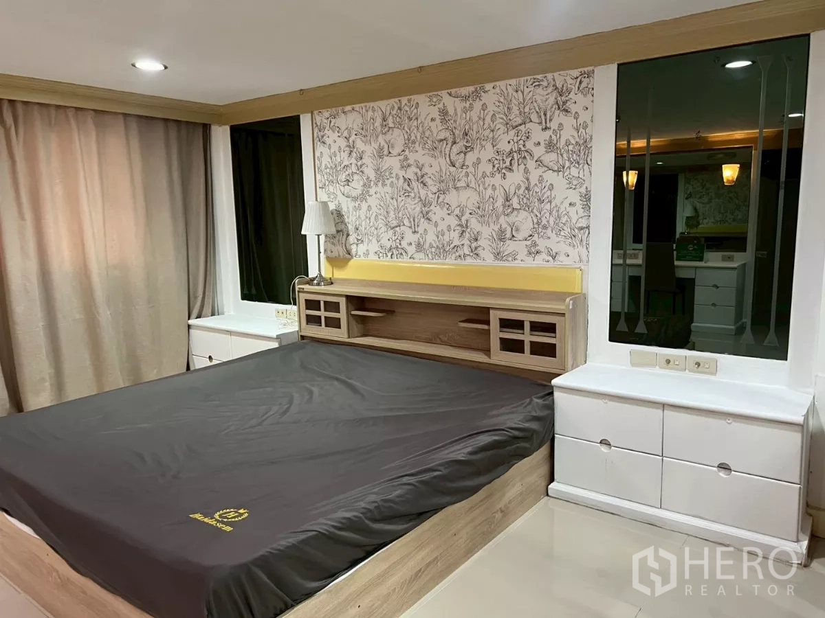 สำนักงานที่บ้าน ให้เช่าในWatthana, Bangkok - ผนังหัวเตียงบิลต์อิน พร้อมลิ้นชักข้างเตียง