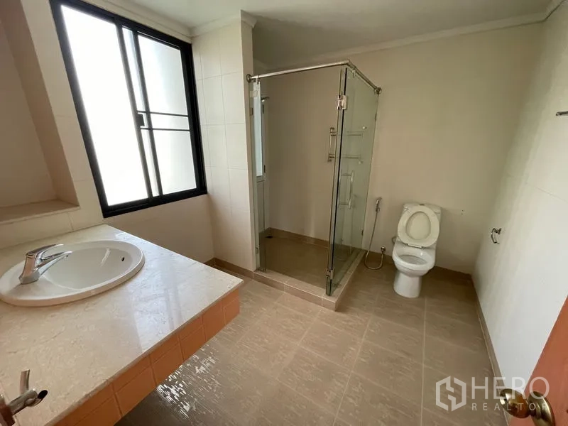 คอนโด ให้เช่าในWatthana, Bangkok - ห้องน้ำสมัยใหม่พร้อมตู้ฝักบัวกระจก เคาน์เตอร์อ่างล้างหน้า และหน้าต่าง