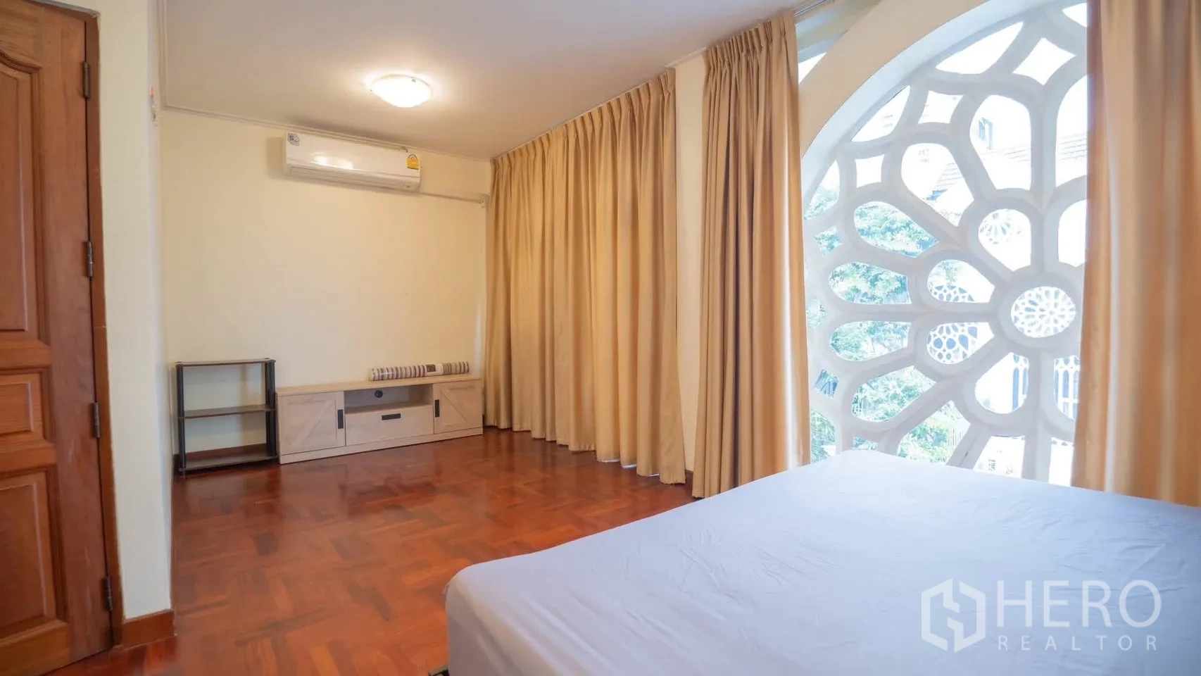 ทาวน์เฮาส์ for rent in Watthana, Bangkok - มุมห้องนอนเดียวกัน มีผ้าม่านหนา แอร์ และชั้นวางทีวี