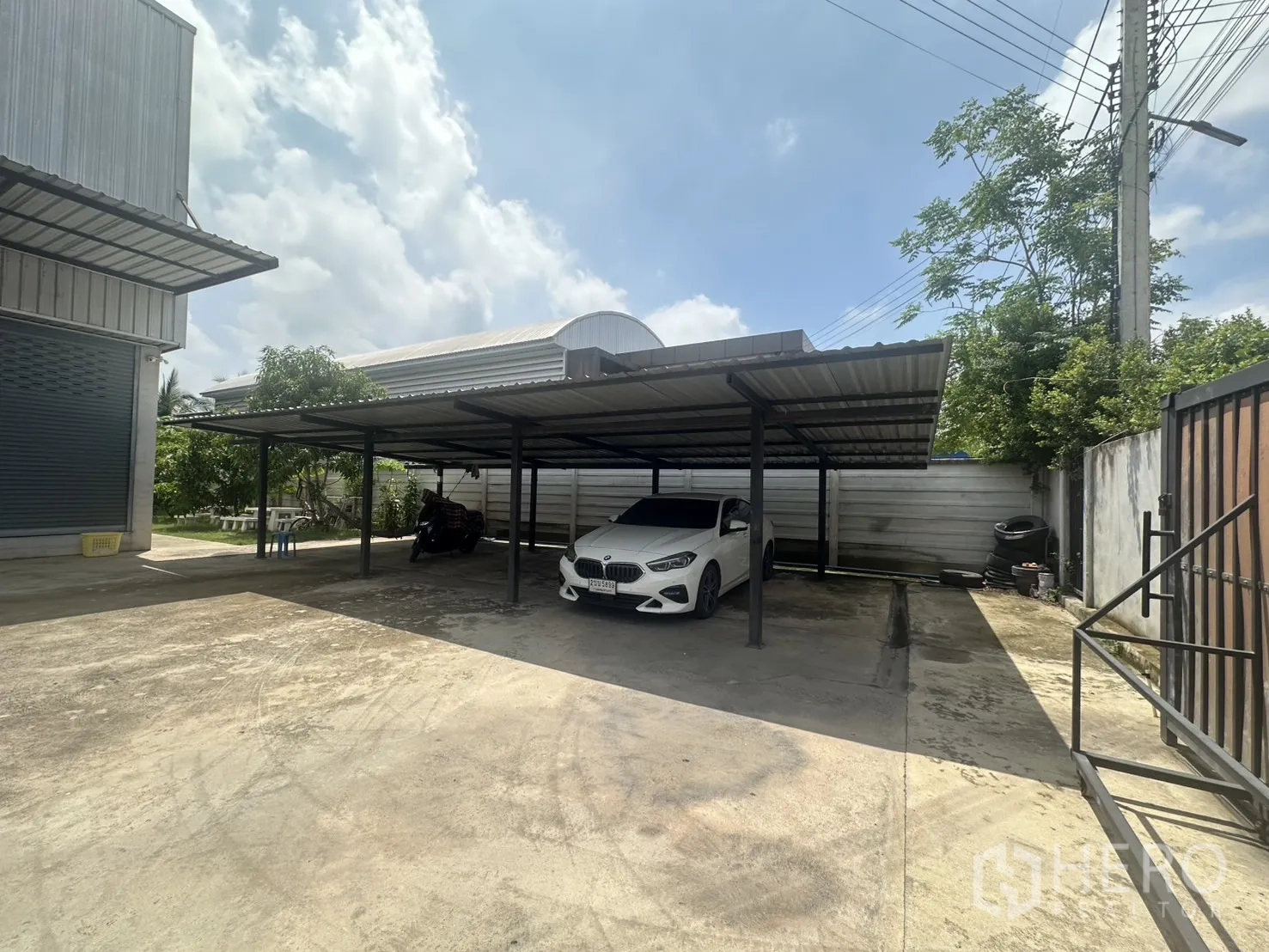 货栈 出售在Bang Len, Nakhon Pathom - 仓库旁的有顶停车棚