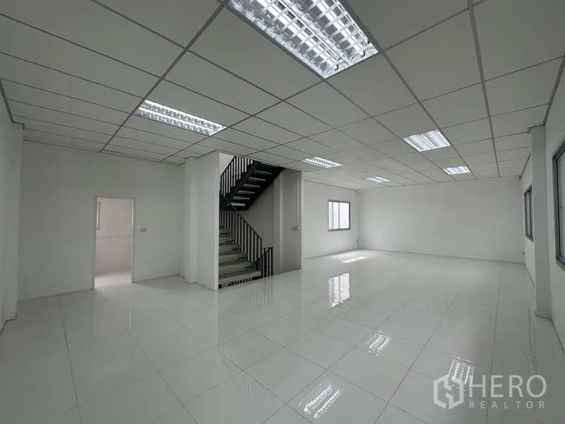 工厂 出租在Khlong Luang, Pathum Thani - 亮白办公区，吊顶与钢制楼梯