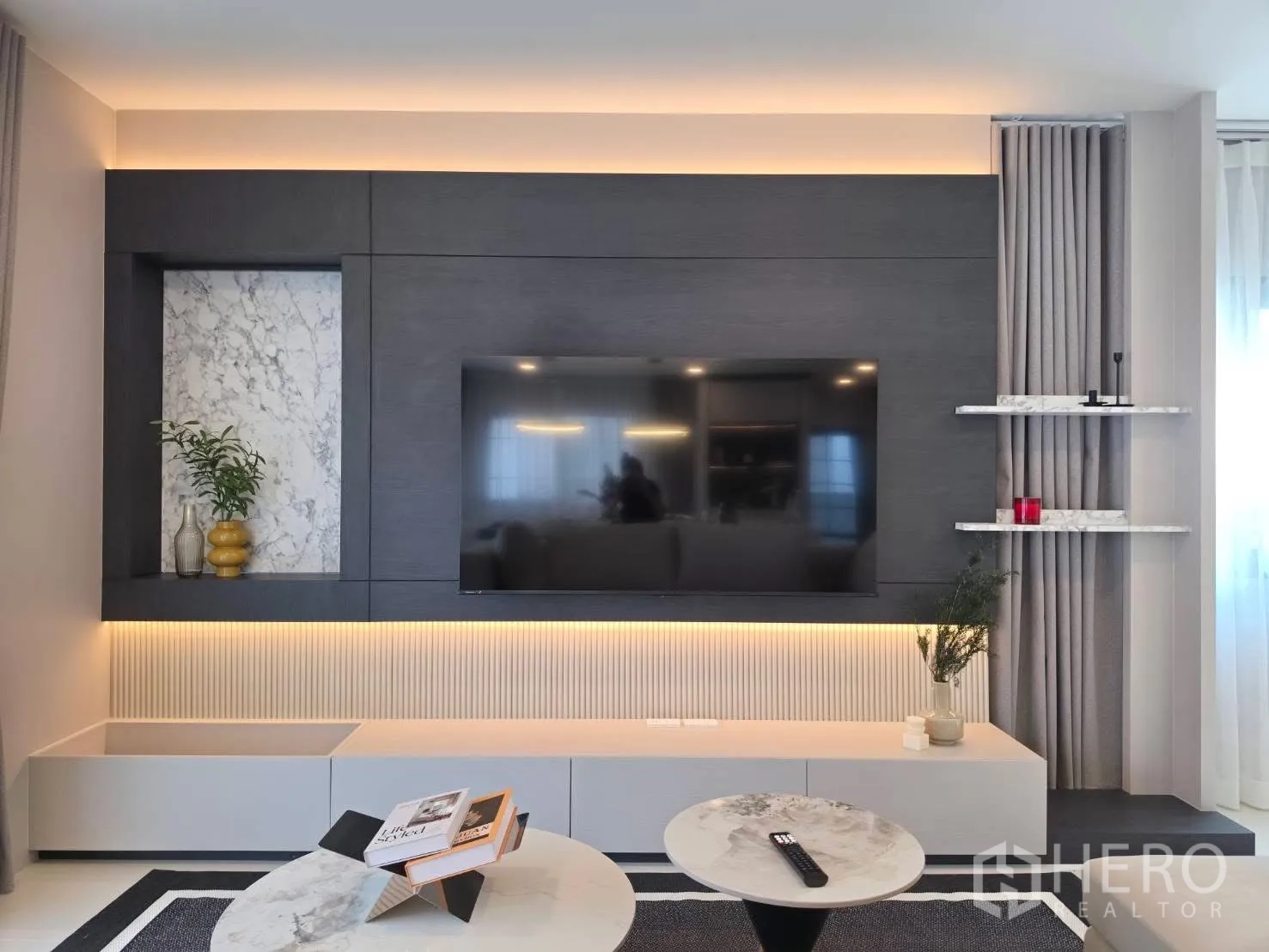 บ้านเดี่ยว for rent in Bang Phli, Samut Prakan - มุมตรงของผนังทีวีตกแต่งหินอ่อนและชั้นวาง