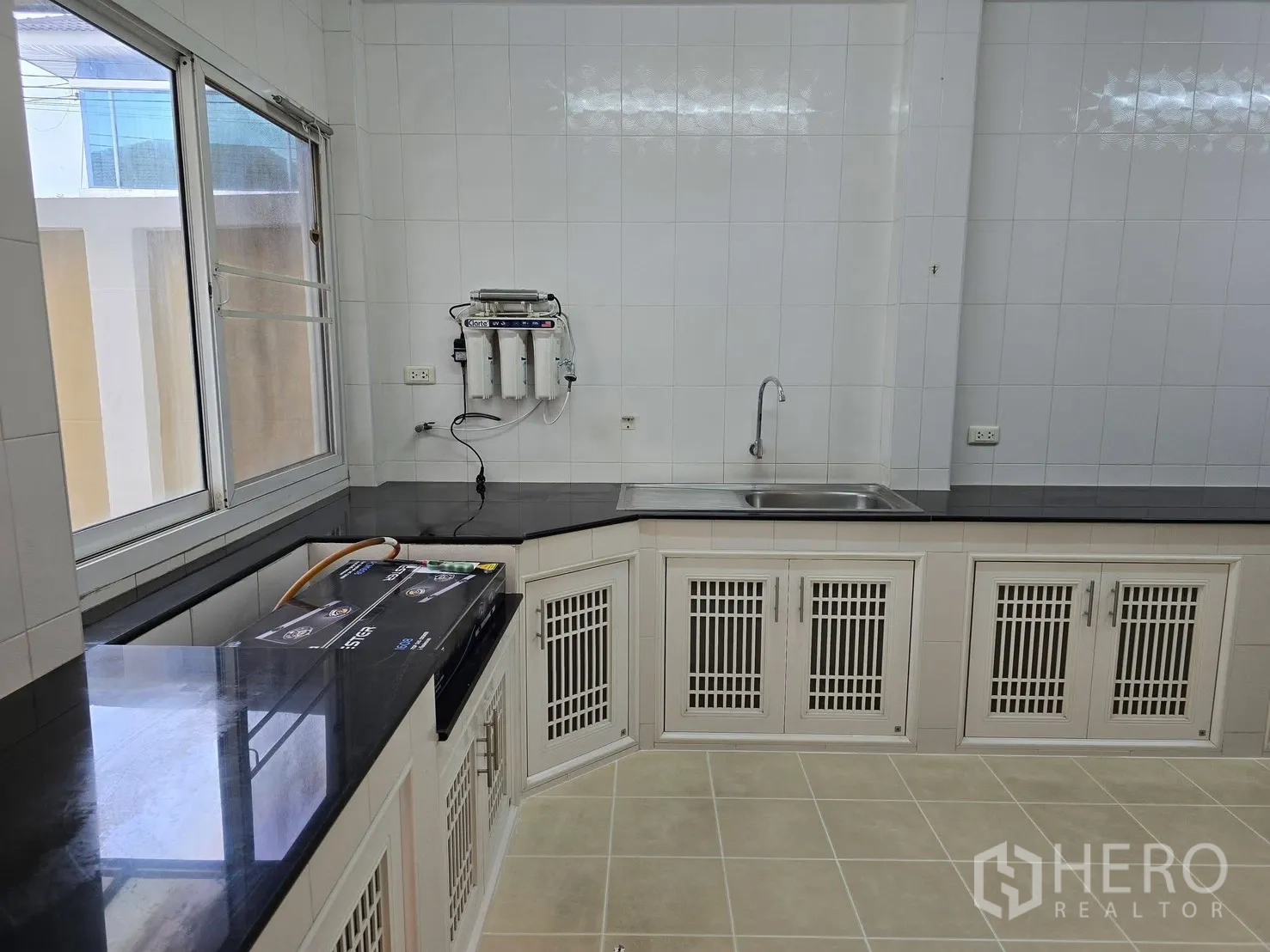 บ้านเดี่ยว for rent in Bang Phli, Samut Prakan - ครัวทรงตัวแอล พร้อมอ่างล้างจาน ชุดกรองน้ำ และหน้าต่างบานใหญ่