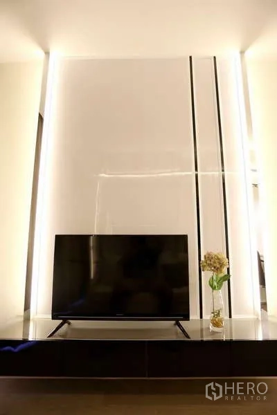 公寓 出租在Watthana, Bangkok - 浮动电视柜上的平板电视，背后为发光高光墙板