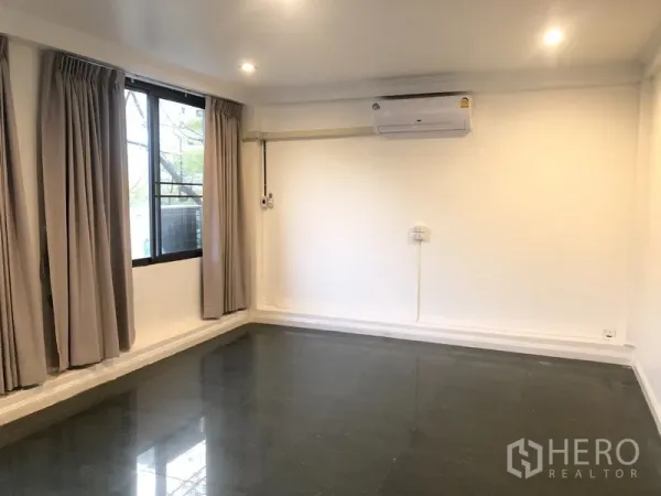 สำนักงานที่บ้าน ให้เช่าในWatthana, Bangkok - พื้นที่สำนักงานสว่าง พื้นกระเบื้องเงา แอร์แบบแยกส่วน ไฟดาวน์ไลท์และหน้าต่างพร้อมผ้าม่าน