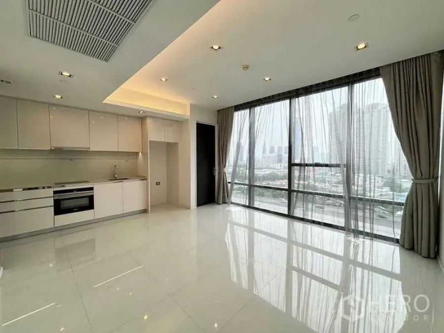 คอนโด ขายในSathon, Bangkok - ห้องนั่งเล่นและแพนทรีรับแสง จากผนังกระจกขนาดใหญ่พร้อมวิวเมือง