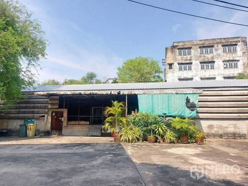 คลังสินค้า ให้เช่าในMin Buri, Bangkok - อาคารรองชั้นเดียว พร้อมกระถางต้นไม้และพื้นที่ปฏิบัติงานบนลานคอนกรีต