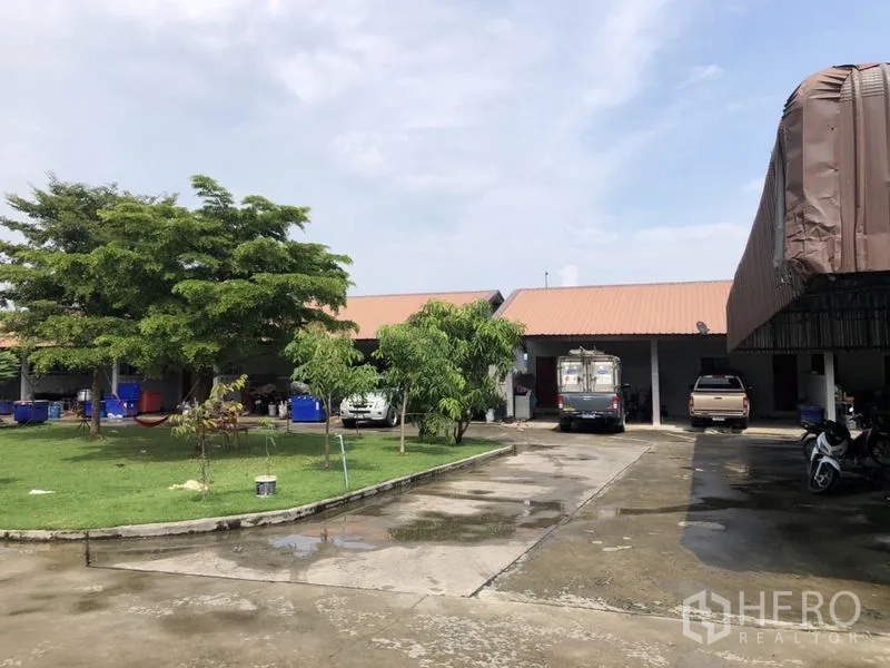 บ้าน ขายในLam Luk Ka, Pathum Thani - ลานกว้าง สนามหญ้า โรงจอดรถ และทางสัญจรภายใน
