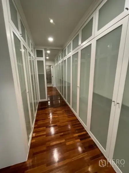 公寓 出租在Khlong Toei, Bangkok - 步入式衣帽间走廊，白色内置衣柜配磨砂玻璃门