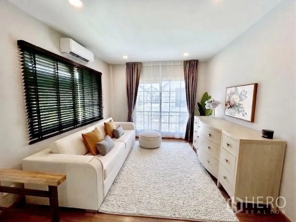 บ้านเดี่ยว for rent in Bang Phli, Samut Prakan - ห้องนั่งเล่นชั้นบนสว่าง โปร่ง ด้วยหน้าต่างบานใหญ่ มีโซฟา ตู้ลิ้นชัก และแอร์