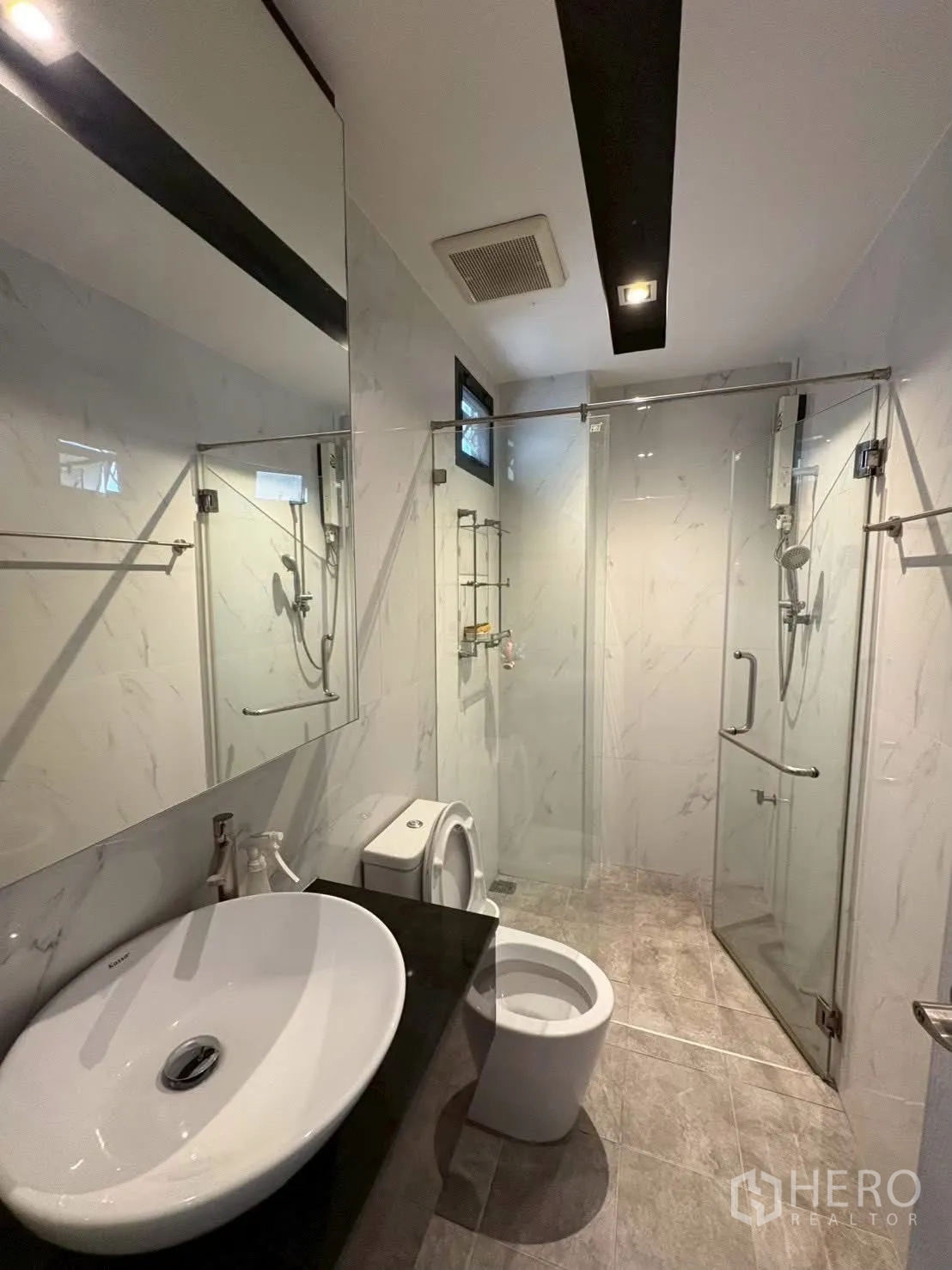ทาวน์เฮาส์ for rent in Pathum Wan, Bangkok - ห้องน้ำพร้อมตู้กระจกกั้นอาบน้ำ อ่างล้างหน้าแบบวาง และโถสุขภัณฑ์.