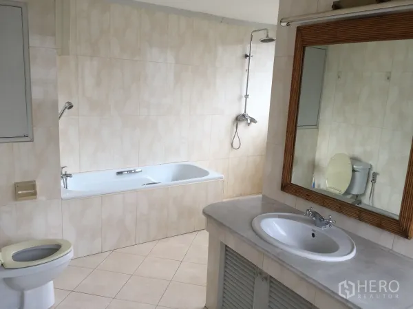 Condominium for rent in Watthana, Bangkok - Spacious bathroom with bathtub, rain shower, vanity and toilet in a Sukhumvit condo near BTS Nana.
