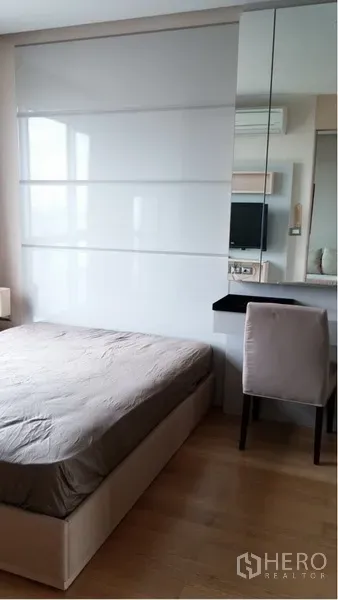 公寓 出租在Ratchathewi, Bangkok - 温馨卧室，双人床，亮面推拉衣柜，带镜面与内置书妆台。