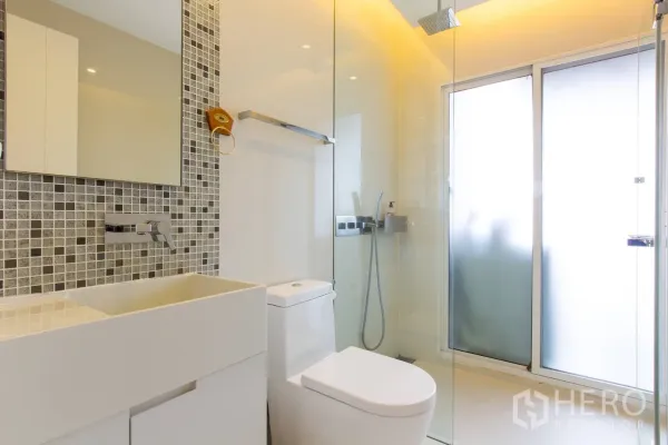 คอนโด ให้เช่าในWatthana, Bangkok - ห้องน้ำสว่าง ชาวเวอร์กระจกแบบเรนชาวเวอร์ อ่างล้างหน้า กระจก และผนังโมเสก