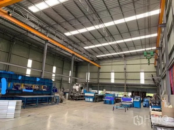 工厂 出售在Thanyaburi, Pathum Thani - 高挑钢结构生产车间，采光窗与桥式吊车清晰可见。