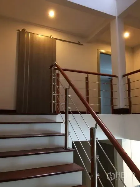 Detached House for rent or sale in Khan Na Yao, Bangkok - Staircase with wooden steps and stainless-steel railings to the upper floor