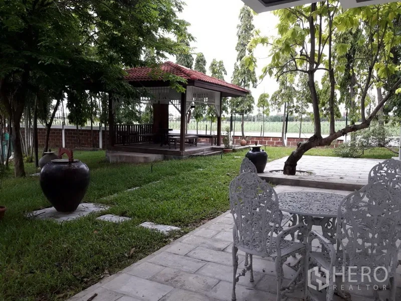 บ้าน ให้เช่าในBang Na, Bangkok - สวนร่มรื่น พร้อมศาลาไทย สนามหญ้า และลานนั่งเล่นหิน
