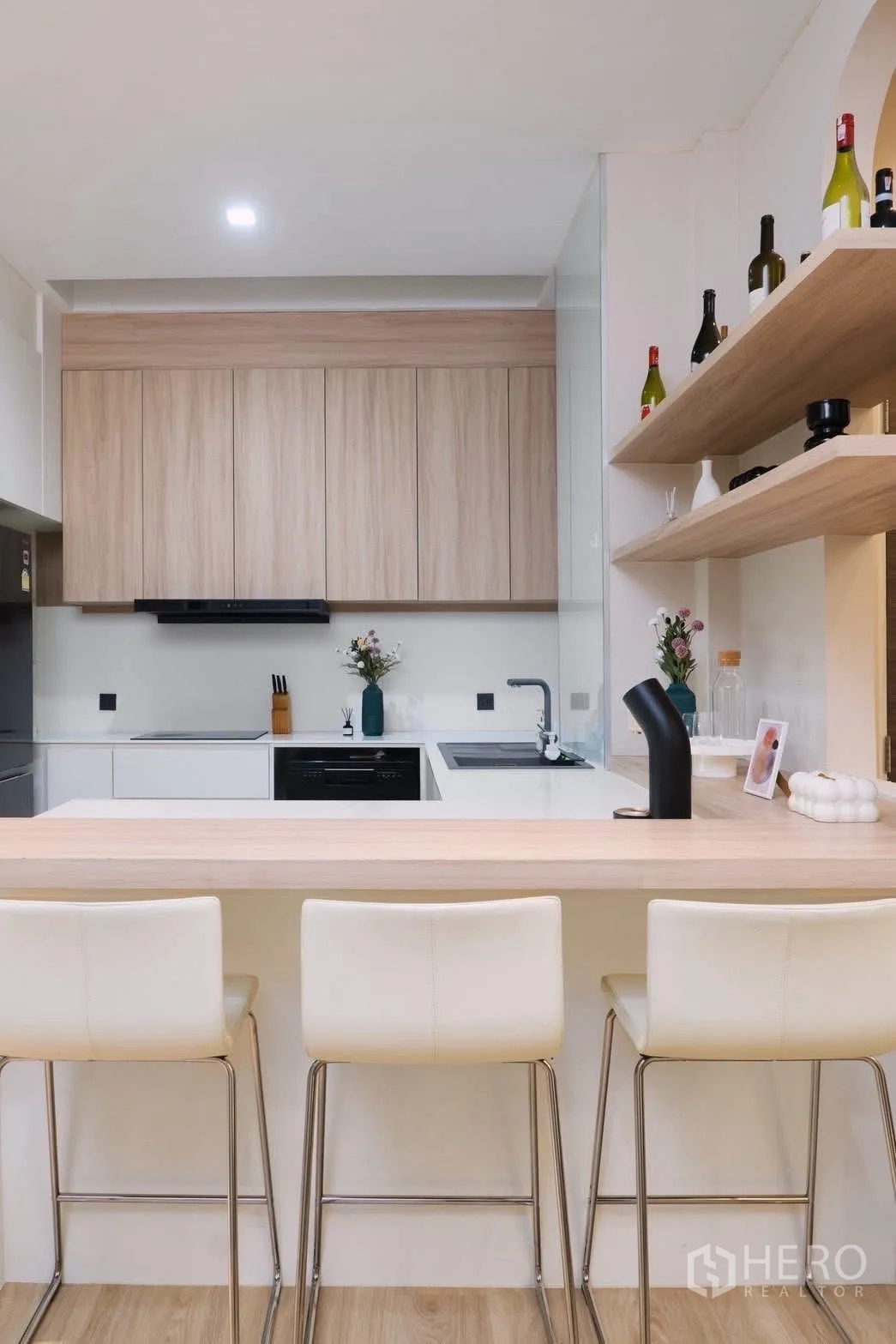 独栋房屋 for rent in Phra Khanong, Bangkok - 现代U型厨房，带早餐吧台、木柜和开放置物架。