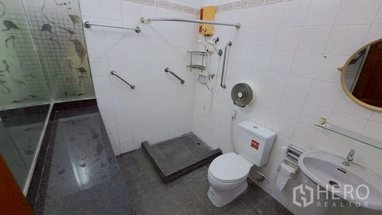 联排别墅 出租在Watthana, Bangkok - 第二浴室，步入式淋浴、安全扶手与盥洗台。
