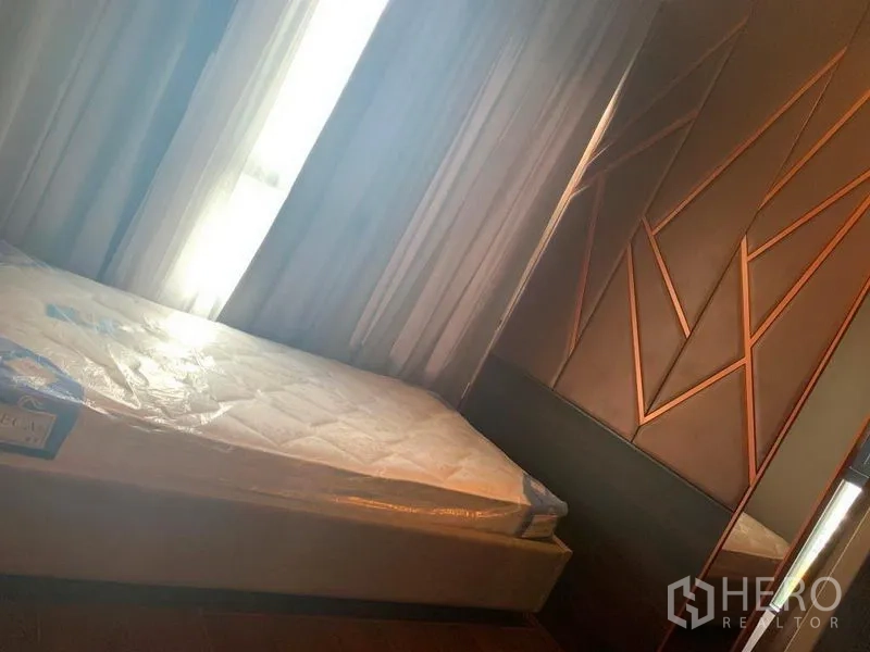 คอนโด ให้เช่าในWatthana, Bangkok - ห้องนอนรับรองเตียงเดี่ยว ผนังหัวเตียงดีไซน์ และผ้าโปร่งบานใหญ่.