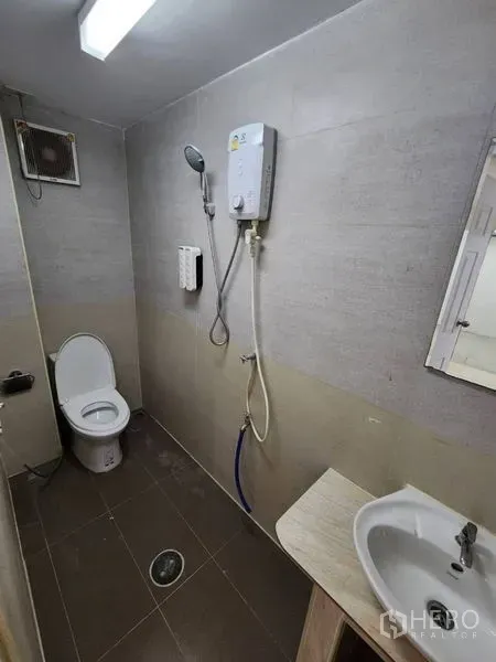 带办公室的家 出租在Khlong Toei, Bangkok - 浴室配坐便、手持花洒与电热水器、洗手盆及排气扇。