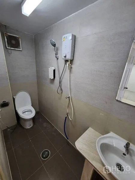 带办公室的家 出租在Khlong Toei, Bangkok - 浴室配坐便、手持花洒与电热水器、洗手盆及排气扇。
