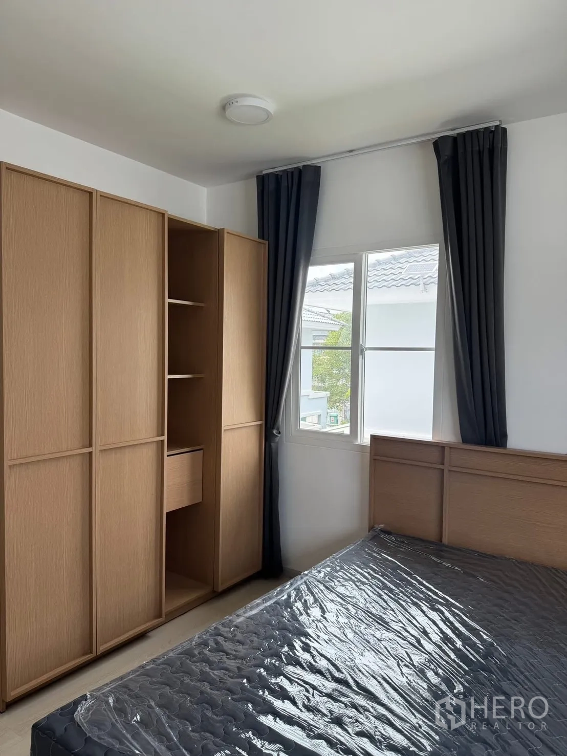 Detached House for rent in Bang Phli, Samut Prakan - Built-in wooden wardrobe with shelves next to a window.