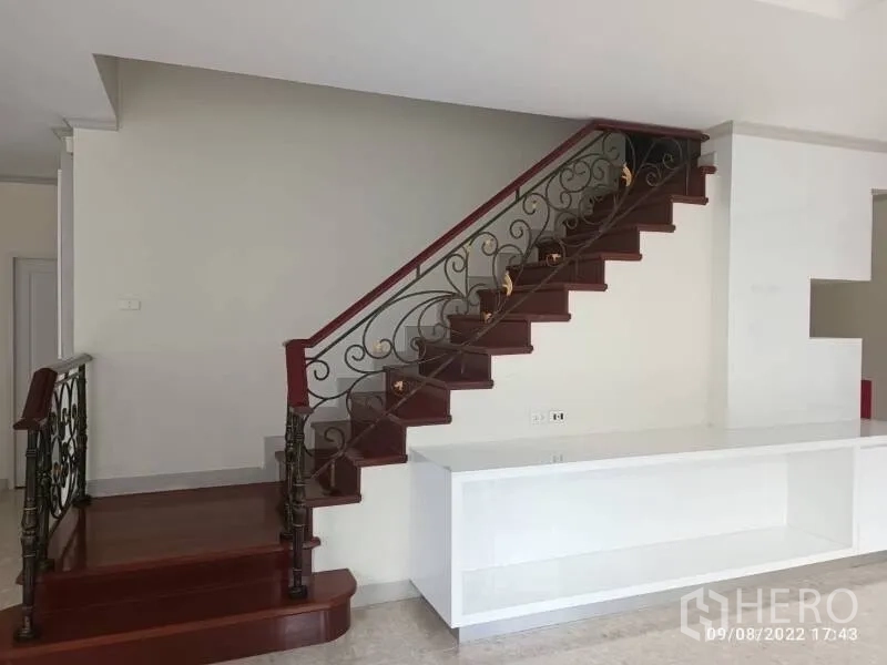 บ้าน ขายในPrawet, Bangkok - บันไดไม้พร้อมราวเหล็กดัด ข้างตู้บิวท์อินสีขาว