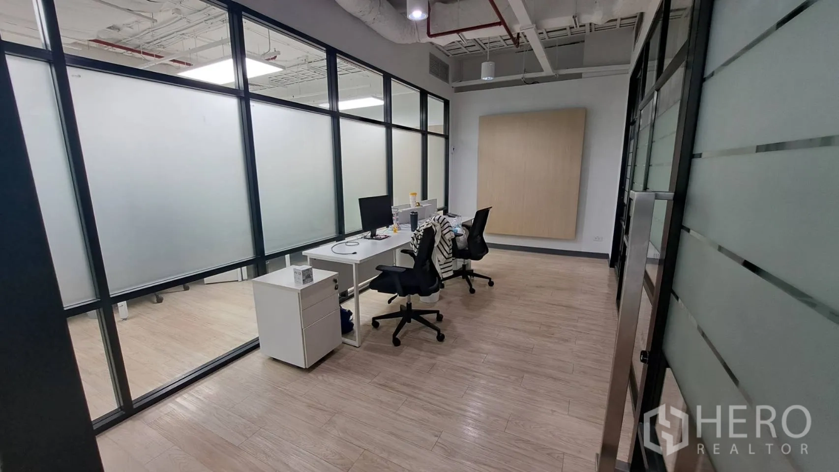 办公空间 出租在Yan Nawa, Bangkok - 私密玻璃隔间办公室，配置两张办公桌