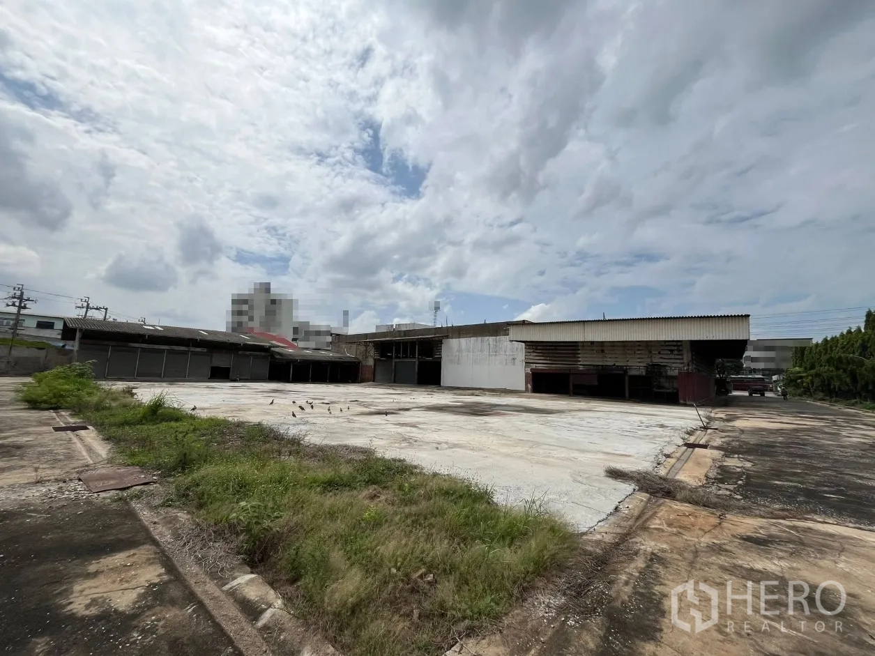 โรงงาน ให้เช่าในPhra Pradaeng, Samut Prakan - ลานฮาร์ดสแตนดาร์ดกว้าง พร้อมตัวอาคารโกดังหลายยูนิตและประตูม้วน