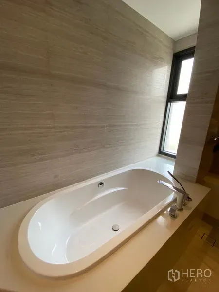 บ้าน ให้เช่าในHuai Khwang, Bangkok - ห้องน้ำพร้อมอ่างอาบน้ำติดหน้าต่าง ผนังกระเบื้องโทนอ่อน