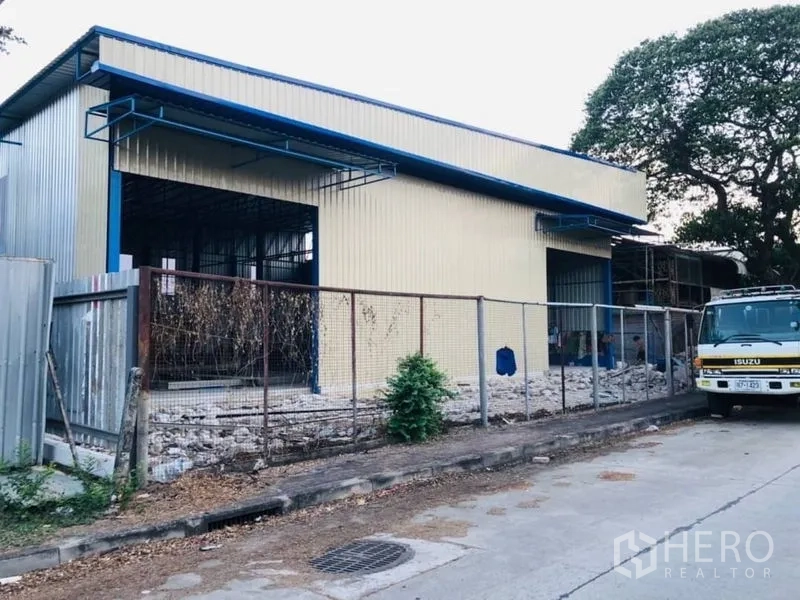 คลังสินค้า ให้เช่าในBang Kapi, Bangkok - ด้านหน้าโกดังพร้อมรั้วและช่องเปิดขนาดใหญ่ เหมาะสำหรับขนถ่ายสินค้า