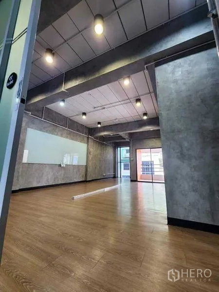 办公空间 出租或出售在Bueng Kum, Bangkok - 宽敞办公区，木地板、挑高天花、吊灯，并可通向前侧阳台窗。