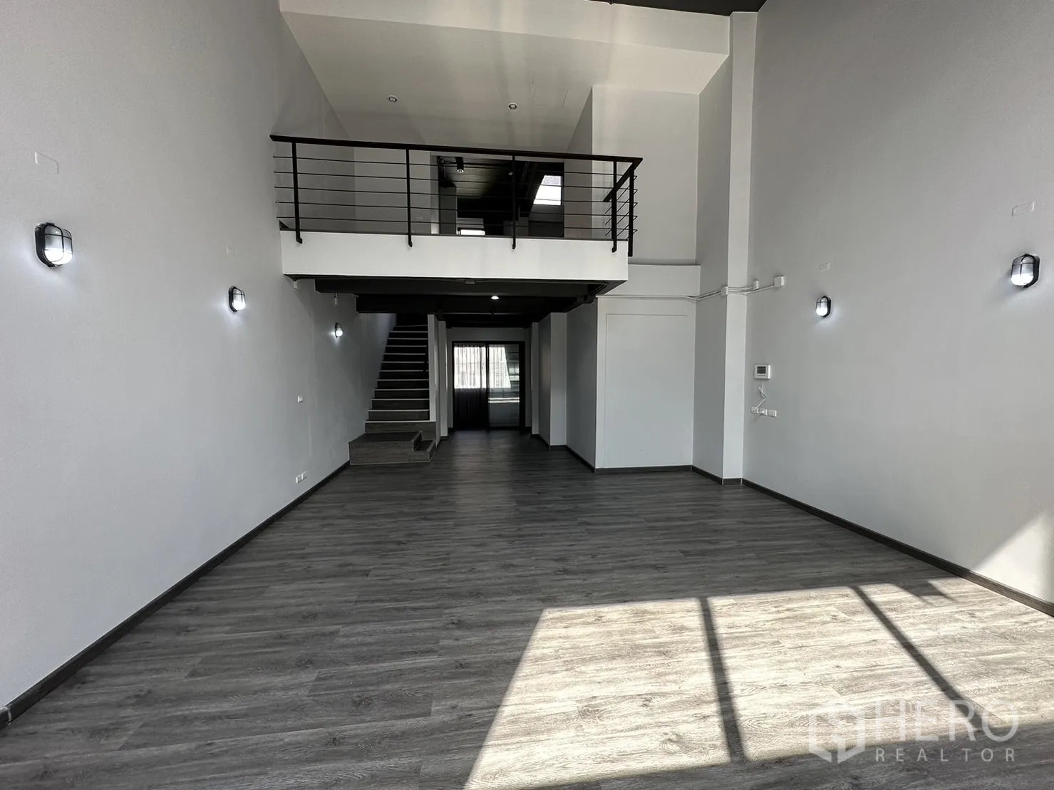 带办公室的家 出租或出售在Suan Luang, Bangkok - 开放式高挑区域，设夹层平台与中央长楼梯。