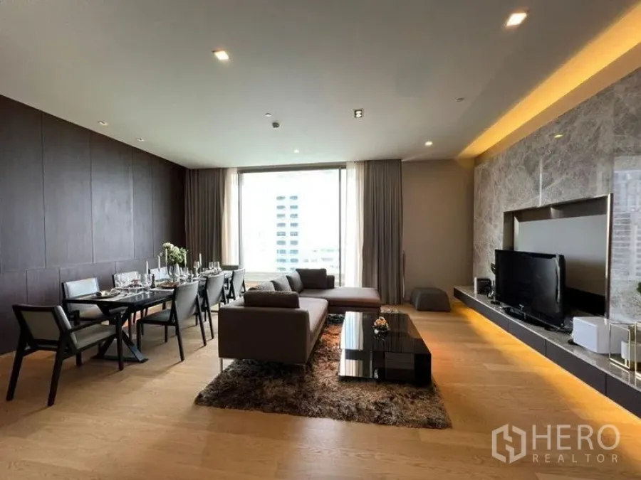 公寓 出租在Bang Rak, Bangkok - 时尚客厅与用餐空间，木地板与大幅景观窗。
