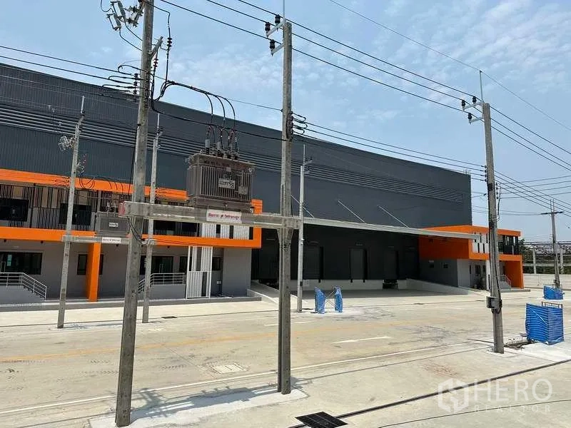 工厂 出租在Bang Phli, Samut Prakan - 厂区前场与电力变压器，面向装卸月台。