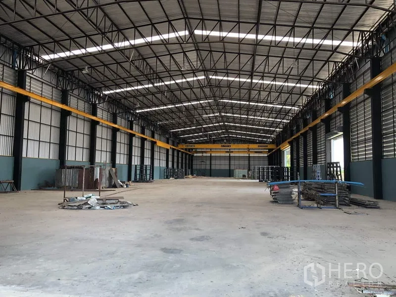 โรงงาน ให้เช่าในLam Luk Ka, Pathum Thani - ฮอลล์โกดังช่วงกว้าง มีบานระบายอากาศและสกายไลท์ พื้นที่ผลิตโล่ง